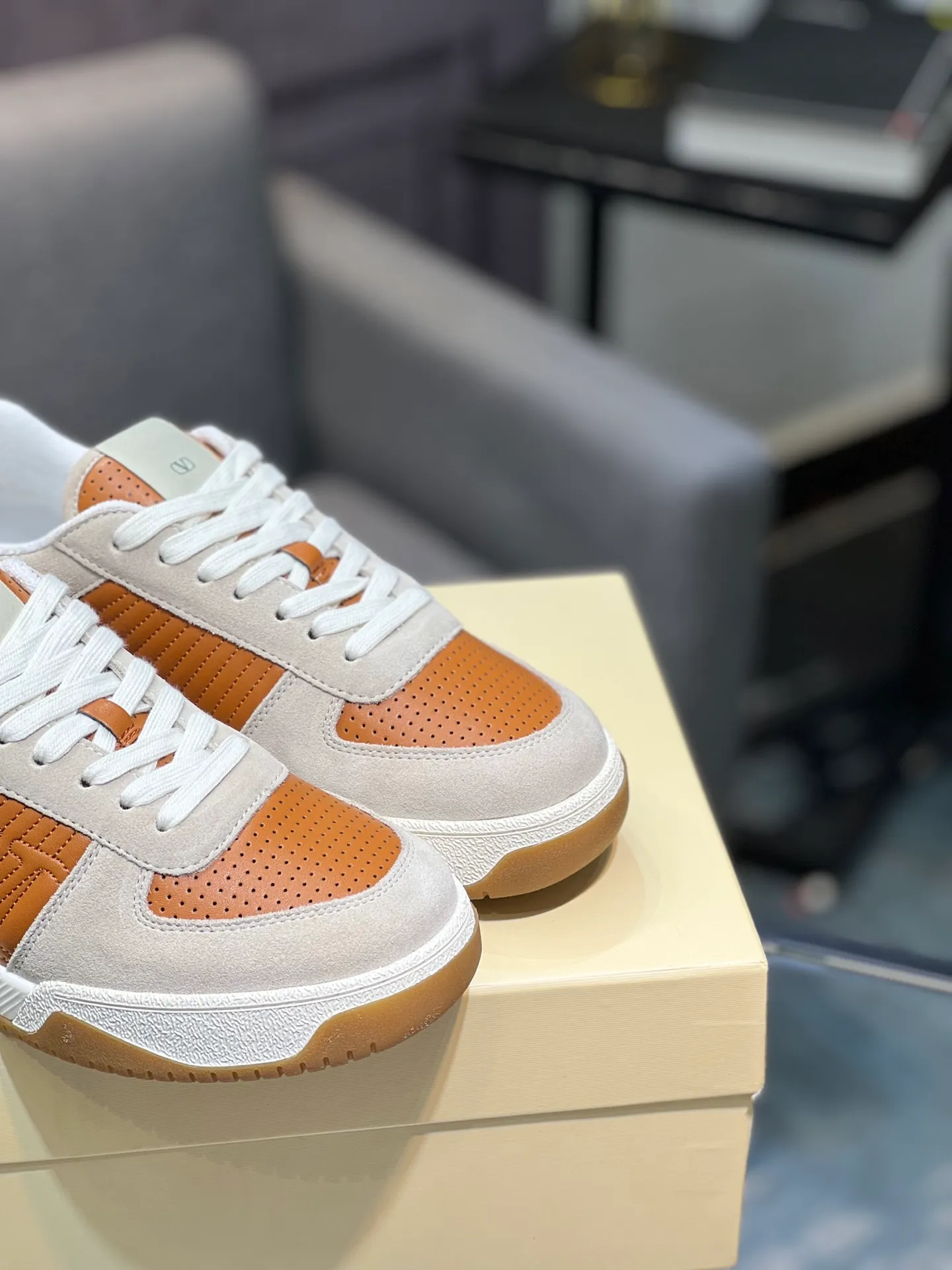 Men's shoes 💰720 VALENTINO Valentino 2025 popular casual sports shoes! 👍Fabric: Original custom punched + full-grain cowhide 👍Feet: cowhide + V-mark special injection insole (original 1:1) 👍Outsole: TPR+raw rubber combination wear-resistant outsole 👍Packaging: original beige full set of noble counter packaging 👍Code number: women's 35-41, men's 38-45 women's 40.41 men's 45.46 customized